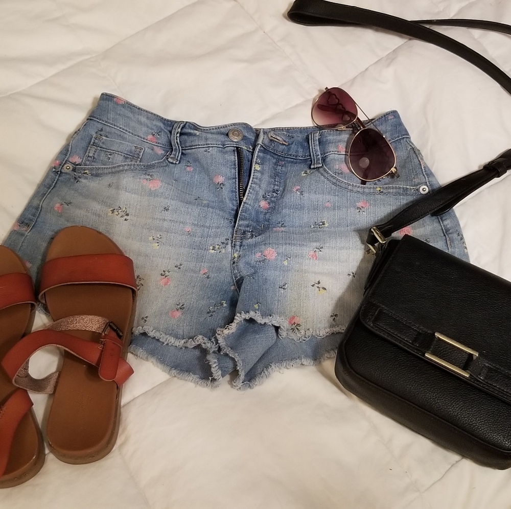 Aesthetic Ripped Flowery jean shorts